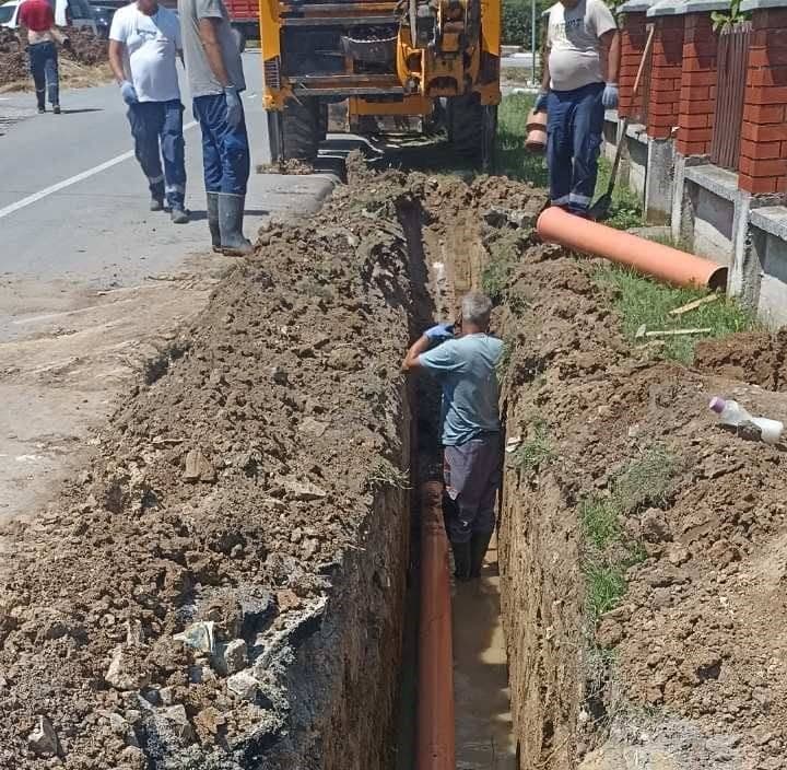 У току су радови Радне јединице Водовод и канализација на реконструкцији линије фекалне канализације у Улици Кнеза Лазара.